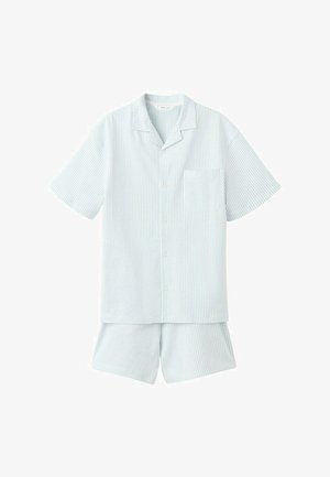 Ensemble composé d'une chemise à manches courtes à rayures verticales bleu clair et blanches avec poche poitrine, et d'un short assorti.