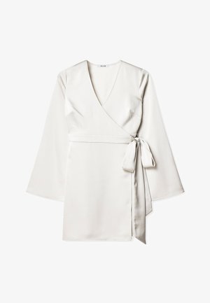 Kietovaate vaaleassa béžessä satiinikankaassa, jossa on pitkät hihat, V-pääntie ja sidottu vyötäröyksityiskohta. Sujuva rakenne ja minimaalinen muotoilu.