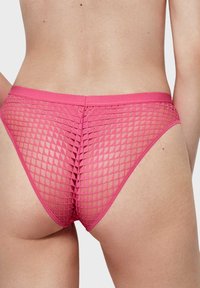 Bikini de malla rosa con un patrón de diamantes y cinturilla elástica, con tejido semitransparente que acentúa la forma y la textura.
