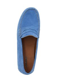 Scarpa slip-on in pelle scamosciata blu con cuciture a contrasto e un design decorativo sulla parte superiore. Superficie testurizzata e fodera in pelle. Suola liscia.