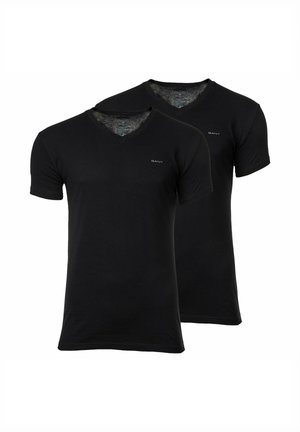 Dwa czarne T-shirty marki GANT z krótkim rękawem i dekoltem w serek, gładki wzór, prezentowane obok siebie na białym tle.