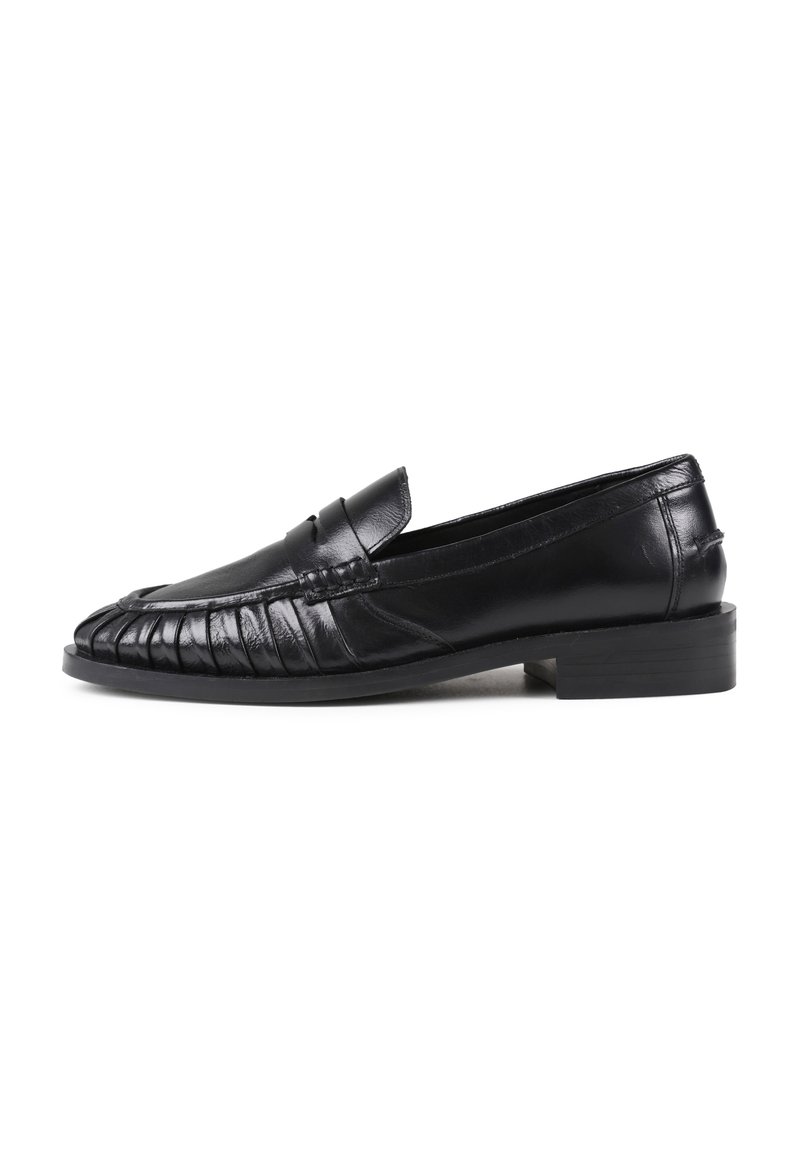 Mocasini din piele neagră cu un superior texturat, cu pliuri, vârf rotund și toc mic pătrat. Finisaj neted, design clasic.