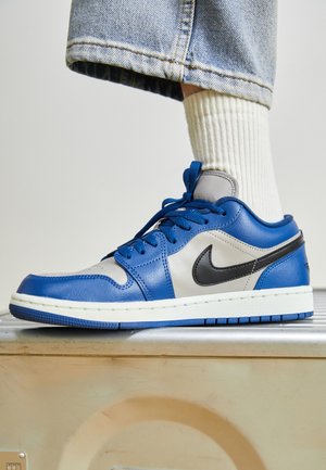 Jordan AIR JORDAN 1 LOW UNISEX - Tenisky - french blue/black/college grey/sail