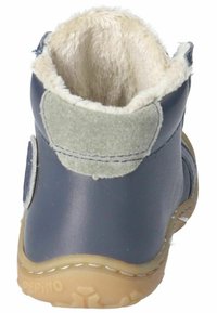 Bota de cuero azul marino hasta el tobillo con un acento de tela suave gris, forro de pelo y suela de goma. Presenta un detalle de botón redondo en el lado.