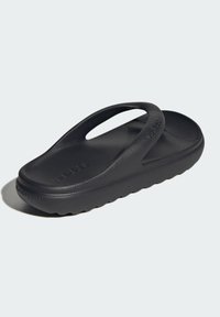 Černé gumové sandály s tvarovaným designem, které mají dva široké popruhy a texturovanou podrážku. Lehká a flexibilní s zaoblenými hranami.