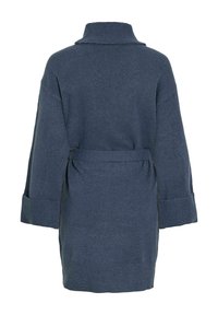 Accappatoio blu lavorato a maglia con colletto alto, maniche ampie e cintura in tessuto. La texture sembra morbida, con un colore uniforme e dettagli minimi.