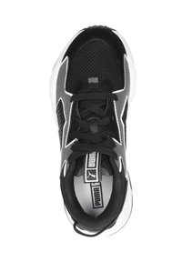 Chaussure de sport noir et blanc avec tige en mesh, design à lacets, accents texturés et semelle rembourrée. Logo Puma sur la languette.