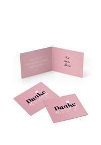 Lot de cartes roses comprenant deux cartes pliées et une carte plate. Texte élégant en noir et blanc, avec une accentuation en forme de cœur. Intérieur vierge pour personnalisation.