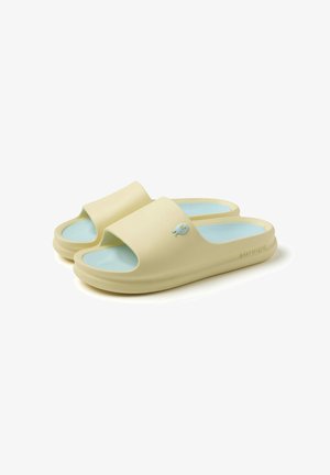 Chanclas de goma de color amarillo claro con diseño de punta abierta, que presentan una plantilla de color azul claro y un pequeño detalle azul en la correa.