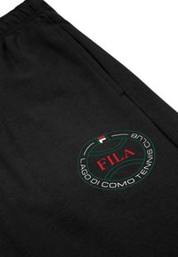 Sorte joggerbukser lavet af blød bomuld, med en cirkulær logo med røde og grønne accenter, der lyder "FILA LAGO DI COMO TENNIS CLUB."