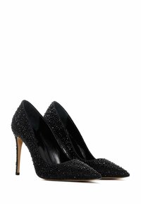 Pumps noirs à talons hauts avec des pointes effilées, présentant une surface texturée ornée de petites gemmes noires et un intérieur lisse noir.
