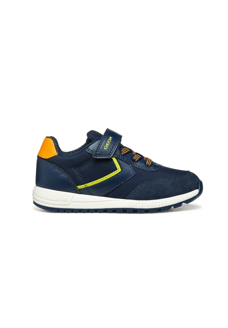 Marineblauwe sneakers van suede en mesh materialen, met een witte zool, een oranje hielaccent en neon groene details. Bevestigd met een klittenbandsluiting.