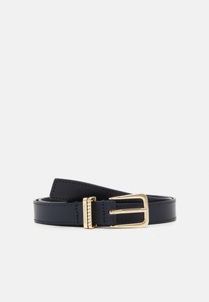 Ceinture en cuir bleu marine avec boucle rectangulaire dorée et détail de chaîne dorée sur la boucle, présentée enroulée sur fond blanc.