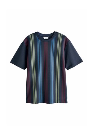 Tricou cu mânecă scurtă de culoare albastră închisă, cu dungi verticale verzi, roșii și albastre deschise. Guler ribbit și textură moale din bumbac.