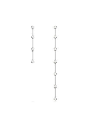 Boucles d'oreilles verticales en ton argent avec plusieurs embellissements en forme d'étoile transparente le long d'un design linéaire fin.
