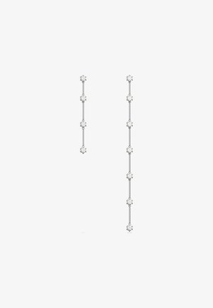 Boucles d'oreilles verticales en ton argent avec plusieurs embellissements en forme d'étoile transparente le long d'un design linéaire fin.