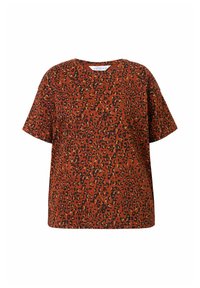 Camiseta de color óxido con mangas cortas y un corte holgado. Presenta un patrón de estampado de leopardo en negro y acentos amarillos.