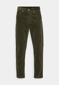 Olijfgroene corduroy broek met een rechte pasvorm, voorzien van een tailleband, voorzakken en zichtbare verticale ribbelstructuur.