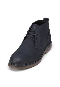 Bottines chukka en cuir noir avec un design à lacets, bout arrondi et semelle brune texturée. Présente des coutures minimales et un détail de logo subtil.