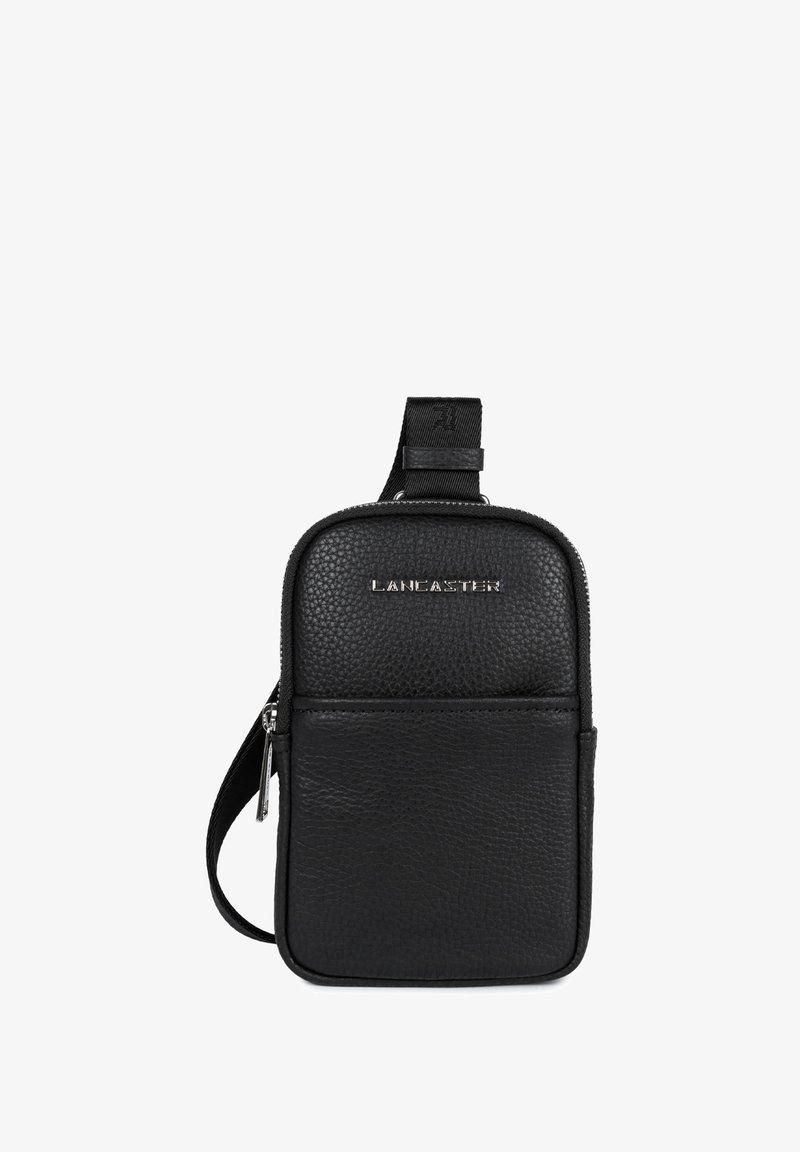 Sac bandoulière en cuir noir avec une finition texturée, dotée d'une poche zippée à l'avant et d'un accent logo en métal. Sangle ajustable incluse.