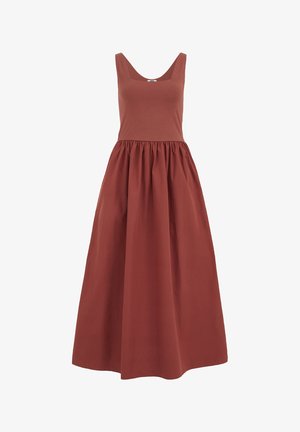 Robe maxi sans manches de couleur rouille avec encolure carrée et taille froncée, jupe fluide en ligne A.