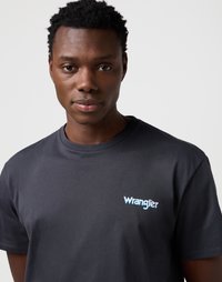 Tumši pelēks kokvilnas t-krekls ar apaļu kakla izgriezumu un mazu gaiši zilu "Wrangler" logo kreisajā krūtī. Gluda tekstūra, īsas piedurknes.