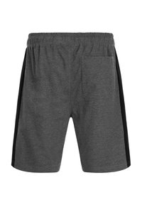 Grijze sportieve shorts met een elastische tailleband, zijzakken en zwarte accenten langs de zijkanten; gemaakt van een zachte, lichtgewicht stof.