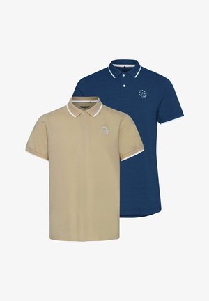 Două cămăși polo: una bej cu guler alb și logo; una bleumarin cu guler alb. Ambele au mâneci scurte și o croială clasică.