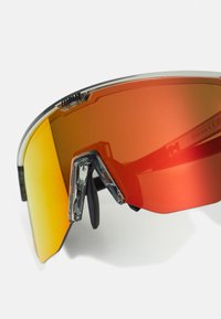 Sportsonnenbrille mit großen, umlaufenden orangenen Gläsern, klarem Rahmen und metallischen Akzenten an der Nase und den Bügeln. Leichtes Design.