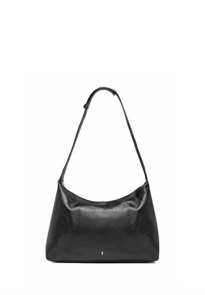 Czarna skórzana torba na ramię z pojedynczym regulowanym paskiem oraz subtelnym małym logo blisko dolnego środka.