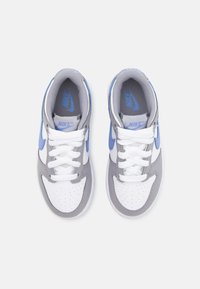 Nike Sportswear DUNK LOW - Matalavartiset tennarit - white/royal pulse/cement grey