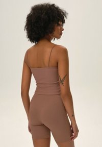 ESOTIQ BLOOVII  tan