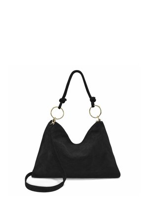 Sac à main triangulaire en daim noir avec une poignée courte nouée attachée à des anneaux dorés, et une bandoulière supplémentaire détachable sur fond blanc.
