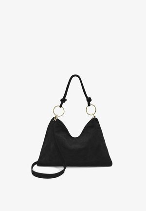 Sac à main triangulaire en daim noir avec une poignée courte nouée attachée à des anneaux dorés, et une bandoulière supplémentaire détachable sur fond blanc.