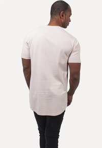 Urban Classics Apdrukāts T-krekls - pink