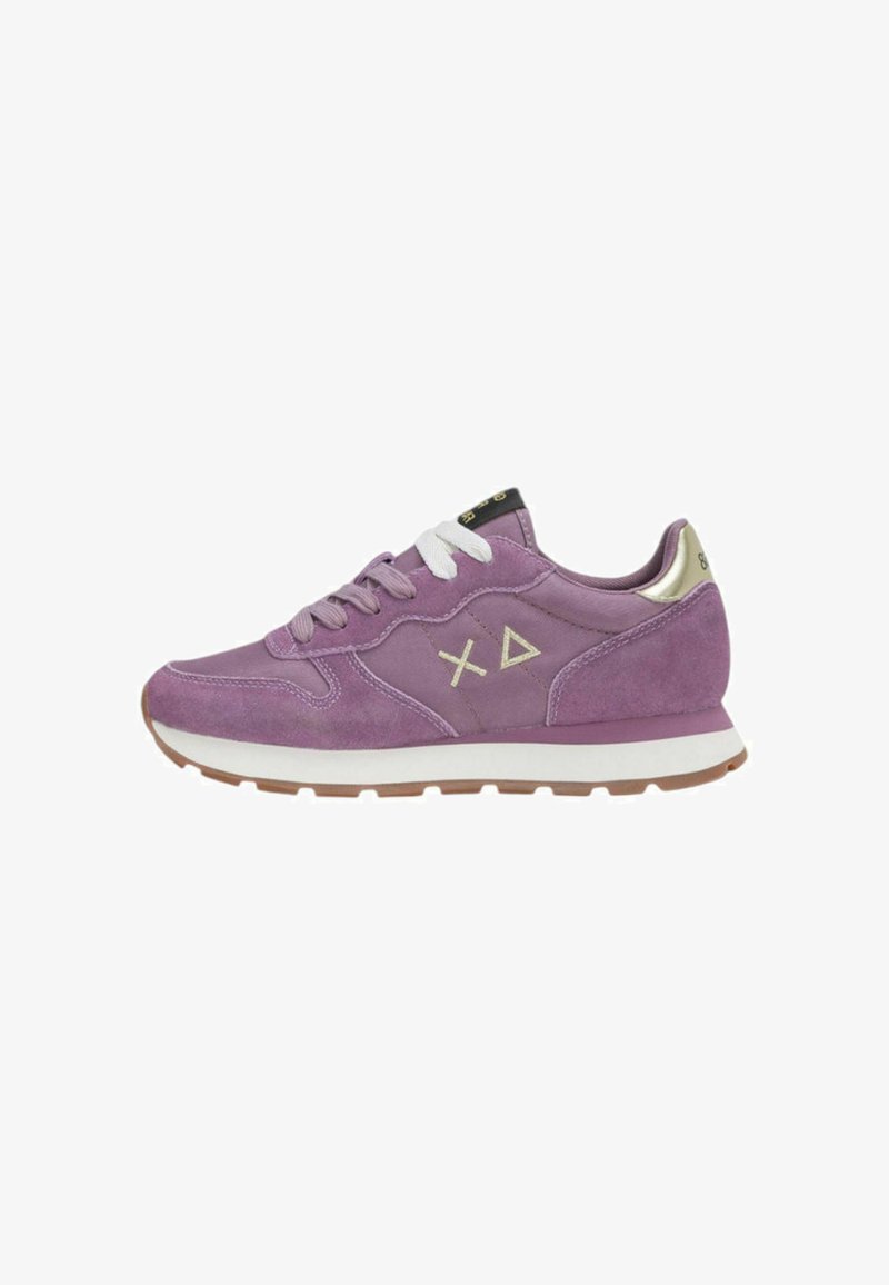 Sneaker in suede viola con lacci bianchi, dettagli dorati e suola in gomma. Presenta il logo sul lato e un tallone nero a contrasto.
