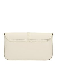 Crème-kleurige leren clutch met een gladde textuur, voorzien van een gebogen klepafsluiting en contrasterende zwarte stiksels langs de randen.