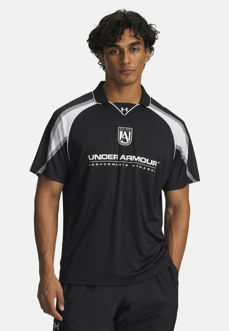 Camisa polo deportiva negra de manga corta, con acentos blancos y un logotipo bordado. Fabricada con material transpirable, ideal para ropa activa.