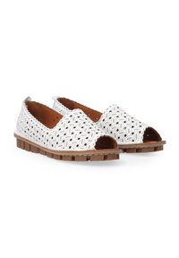 Offene Schuhe mit weißen gemusterten Ausschnitten, einer braunen strukturierten Sohle und einem braunen Innenfutter. Leichtes und lässiges Design.