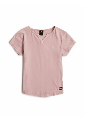 Jasnoróżowy t-shirt z krótkim rękawem, z małym wycięciem przy dekolcie, czarną metką na karku i małą czarną metką marki w pobliżu brzegu.