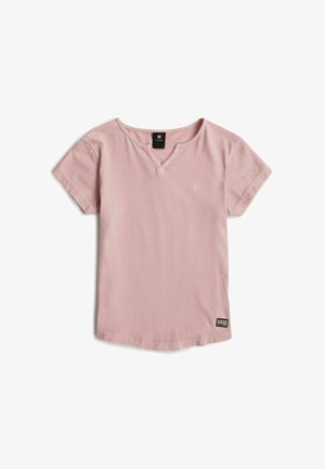 Jasnoróżowy t-shirt z krótkim rękawem, z małym wycięciem przy dekolcie, czarną metką na karku i małą czarną metką marki w pobliżu brzegu.