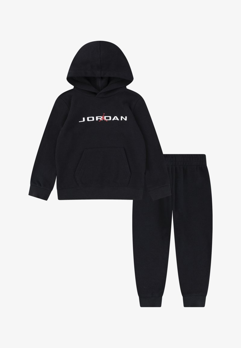 Conjunto de sweatshirt e calças de fato pretas, feito de tecido suave. Possui um bolso frontal e o logótipo "JORDAN" em branco com detalhes em vermelho.