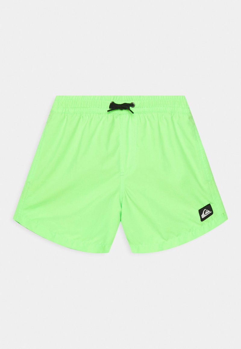 Bañador corto de color verde neón hecho de una tela ligera y de secado rápido. Presenta una cintura elástica con cordón negro y un parche con logo.