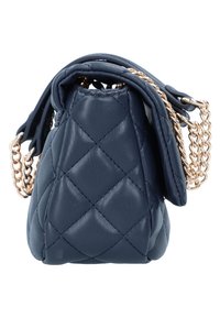 Prošívaná tmavě modrá kožená kabelka s řetízkovým uchem a nařaseným vrškem. Má kompaktní, zaoblený tvar a hladkou texturu.