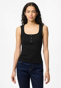 Czarny ribbed top na ramiączkach z kwadratowym dekoltem, z trzema zatrzaskami i szerokimi ramiączkami. W połączeniu z ciemnoniebieskimi dżinsami.