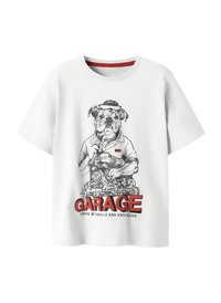 T-shirt blanc avec illustration d'un chien portant un chapeau et une chemise, tenant un moteur mécanique, avec le texte "GARAGE" en dessous.