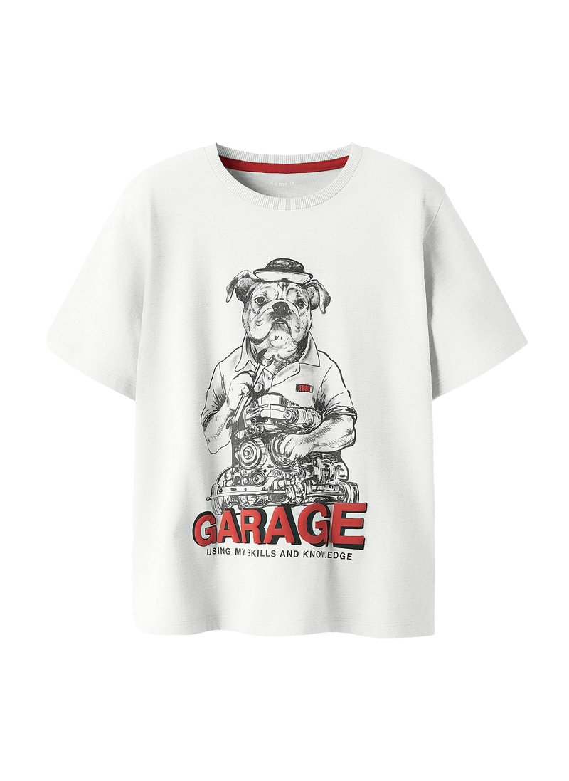 T-shirt blanc avec illustration d'un chien portant un chapeau et une chemise, tenant un moteur mécanique, avec le texte "GARAGE" en dessous.