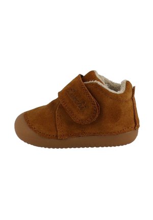 Botte en suède marron pour tout-petits avec une sangle Velcro et une doublure douce, bout arrondi et semelle en caoutchouc. Comprend des détails cousus et un logo.