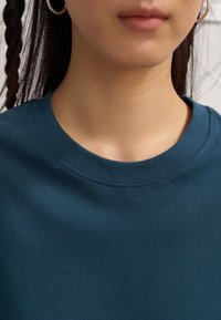 YOURTURN UNISEX BASIC OVERSIZED T-SHIRT - Lihtne T-särk - blue-grey