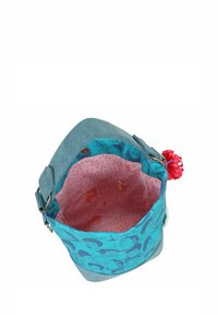 Borsa a secchiello in tela blu con un'esterno texture, foderata in tessuto rosa con un motivo a pois e sottili illustrazioni, e un accento floreale.